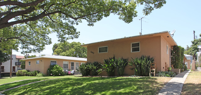 603 E Cedar Ave in Burbank, CA - Foto de edificio - Building Photo