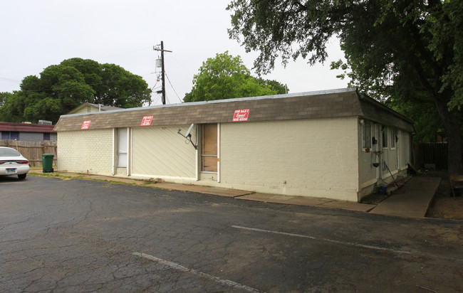 6502 Manor Rd in Austin, TX - Foto de edificio - Building Photo