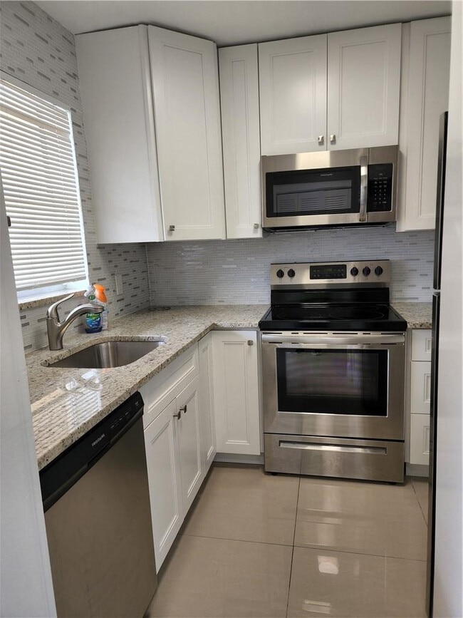 9911 Sandalfoot Blvd