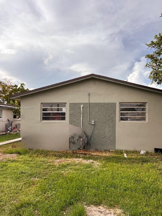 1121 NW 11th St in Homestead, FL - Building Photo