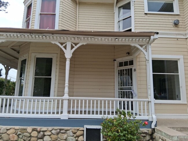 933 E Santa Paula St in Santa Paula, CA - Building Photo - Building Photo