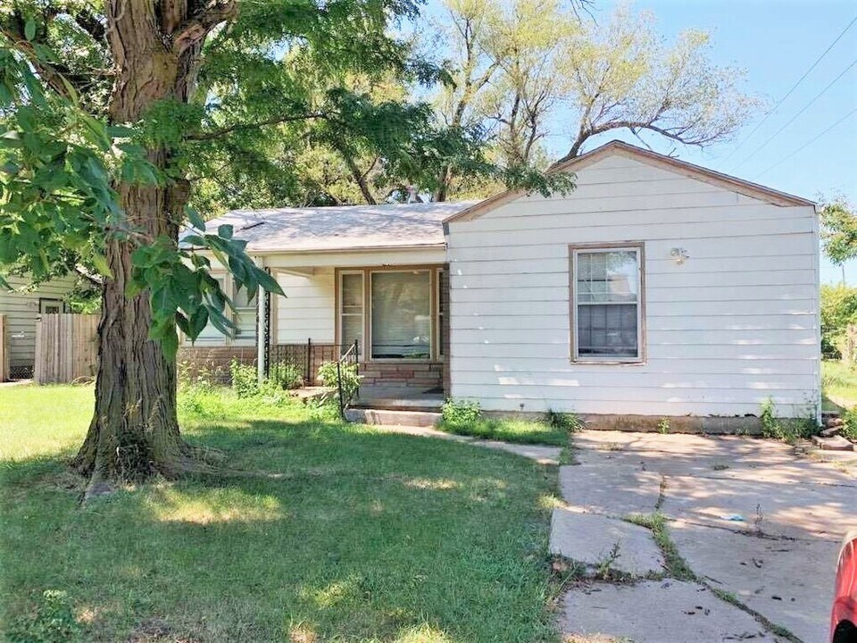 1601 Faulders Ln in Wichita, KS - Building Photo