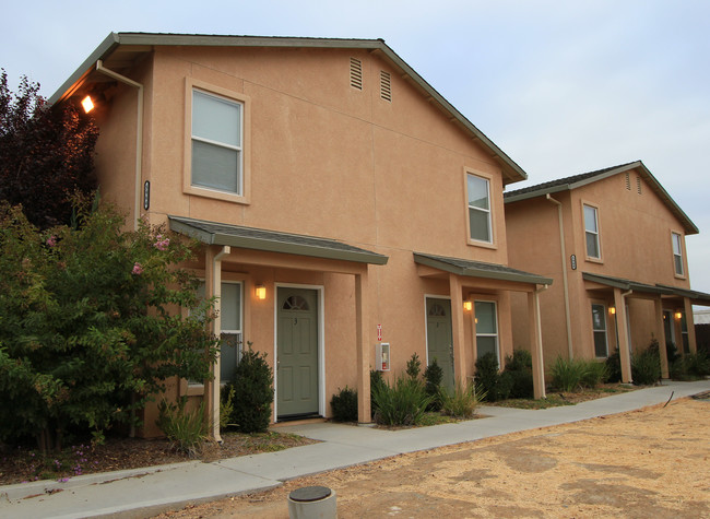 Woodland Townhomes in Marysville, CA - Foto de edificio - Building Photo