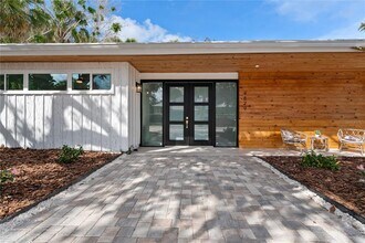 4879 Commonwealth Dr in Siesta Key, FL - Building Photo - Building Photo