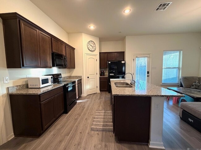 40087 Trace Ave in Prairieville, LA - Foto de edificio - Building Photo