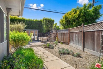 7038 Dume Dr in Malibu, CA - Building Photo - Building Photo