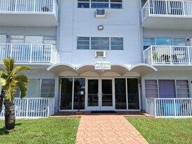 16801 NE 14th Ave in Miami, FL - Building Photo