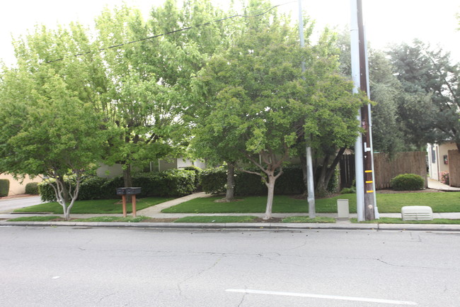 6116-6128 N Fresno St in Fresno, CA - Foto de edificio - Building Photo