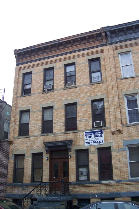 17-26 Woodbine St in Ridgewood, NY - Foto de edificio