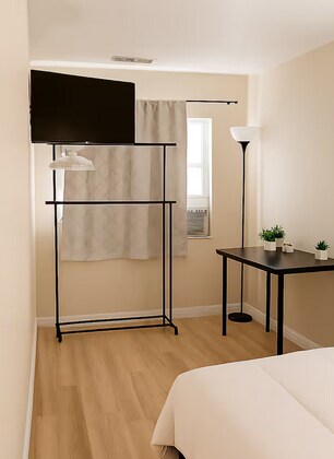 240 W Ann Arbor Ave in Pontiac, MI - Foto de edificio - Building Photo