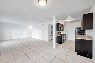 107 Sea Horse Dr SE in St. Petersburg, FL - Building Photo - Building Photo