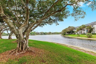 5380 Cedar Lake Dr, Unit 304 in Boynton Beach, FL - Building Photo