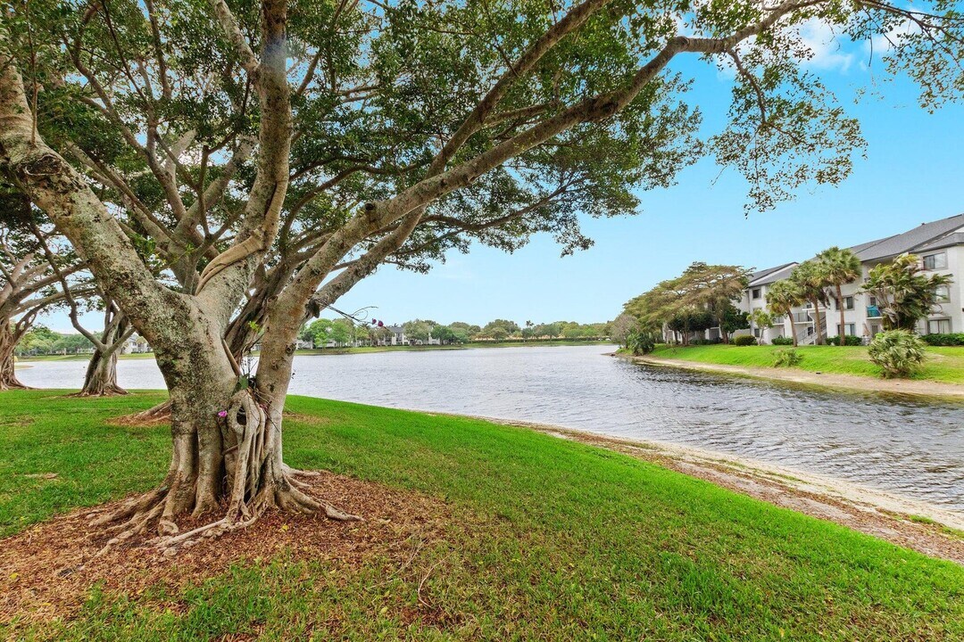 5380 Cedar Lake Dr, Unit 304 in Boynton Beach, FL - Building Photo