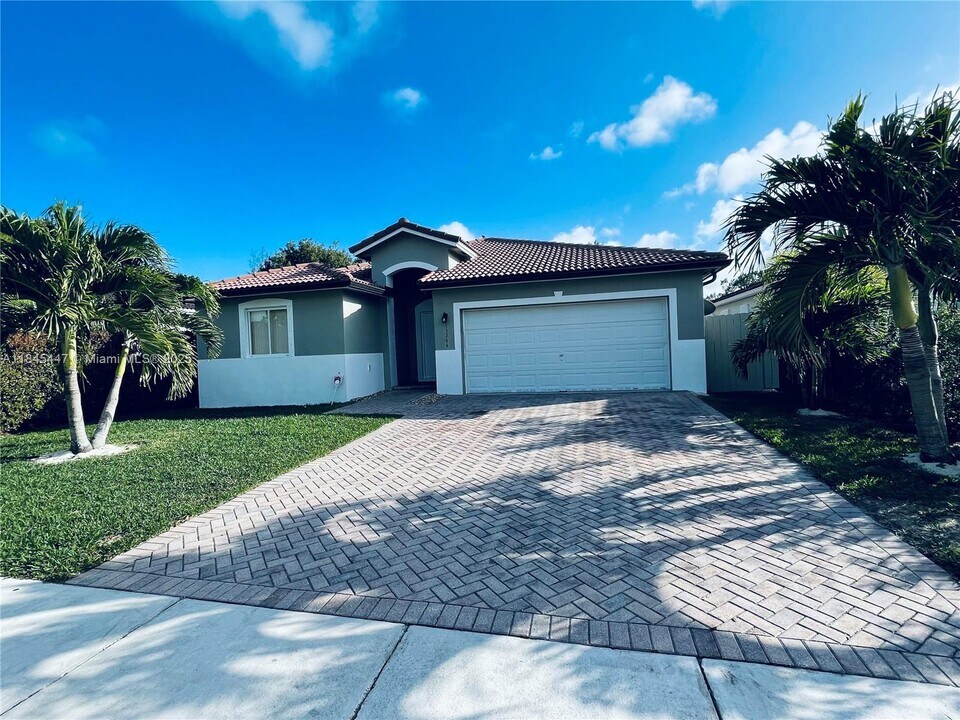 13244 SW 283rd Terrace in Homestead, FL - Foto de edificio