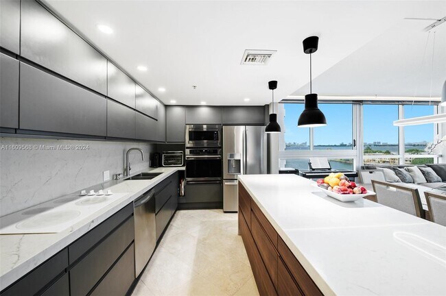 7929 West Dr, Unit 703 in North Bay Village, FL - Foto de edificio - Building Photo
