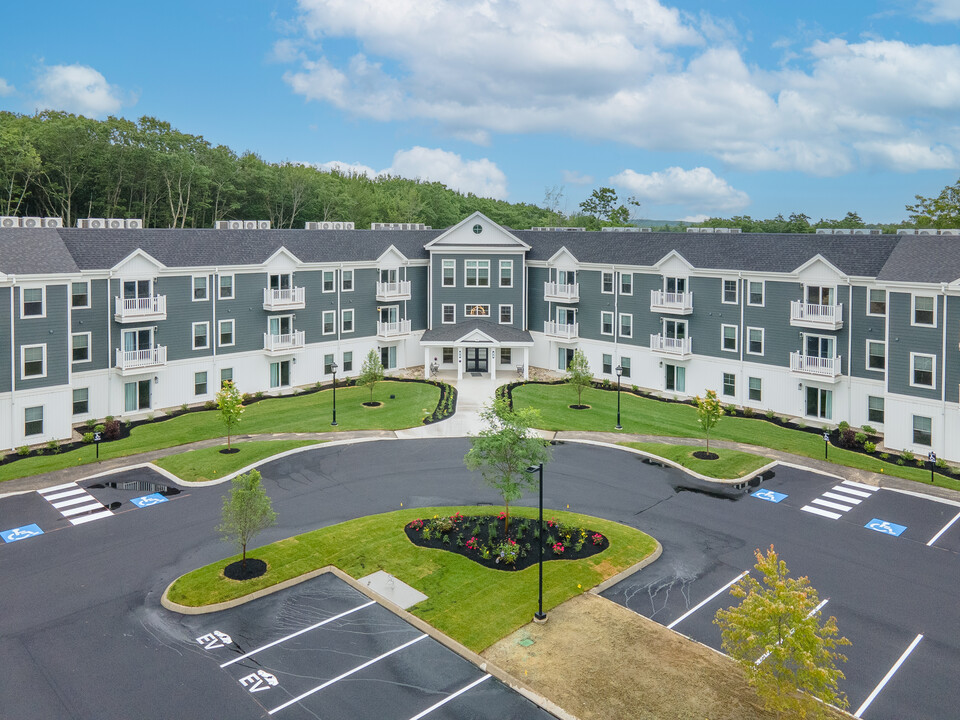 Cascade Falls Apartments in Saco, ME - Foto de edificio