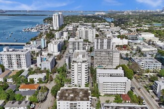 1621 Bay Rd in Miami Beach, FL - Building Photo - Building Photo