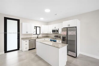 4309 E 8th Ct in Hialeah, FL - Building Photo - Building Photo