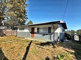 120 N Cambrian Ave in Bremerton, WA - Building Photo