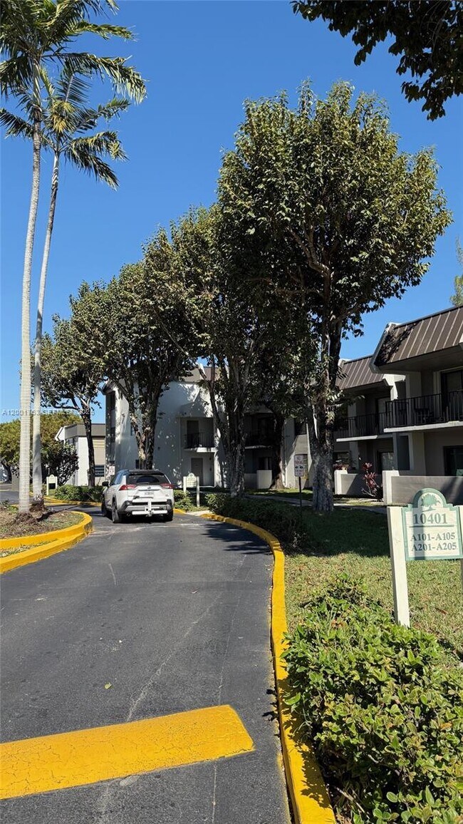10403 N Kendall Dr in Miami, FL - Building Photo - Building Photo