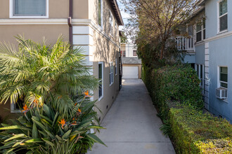 1438 S Sherbourne Dr in Los Angeles, CA - Building Photo - Building Photo