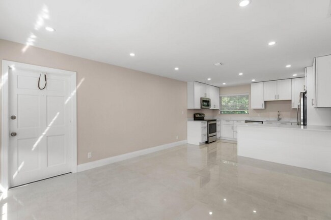 301 SE 12th Ave in Boynton Beach, FL - Building Photo - Building Photo