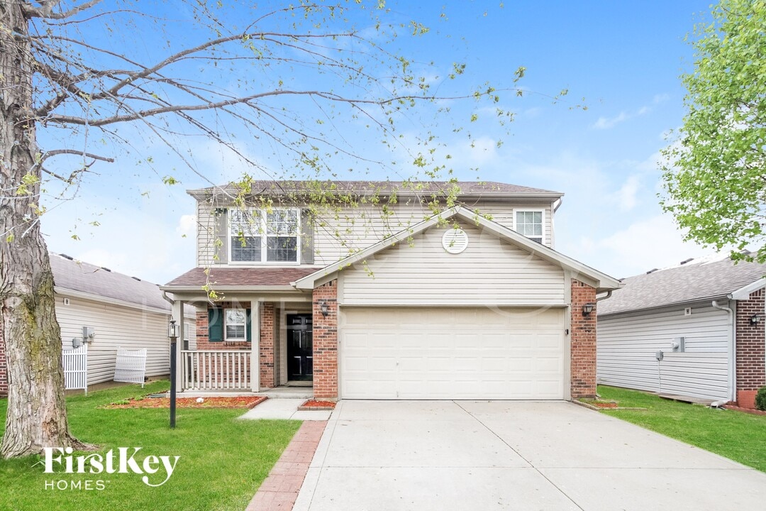 8145 Maple Stream Ln in Indianapolis, IN - Foto de edificio