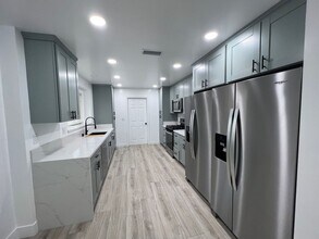 5136 E Falls View Dr in San Diego, CA - Building Photo - Building Photo