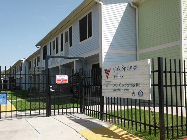 Oak Springs Villas Apartment in Austin, TX - Foto de edificio - Building Photo