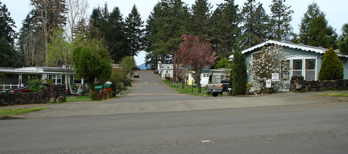 Soft Winds Mobile Park in Sutherlin, OR - Building Photo