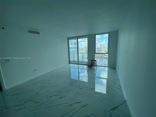 253 NE 2nd St, Unit 3804 in Miami, FL - Foto de edificio - Building Photo