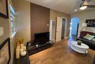 6726 Leland Way in Los Angeles, CA - Foto de edificio - Building Photo