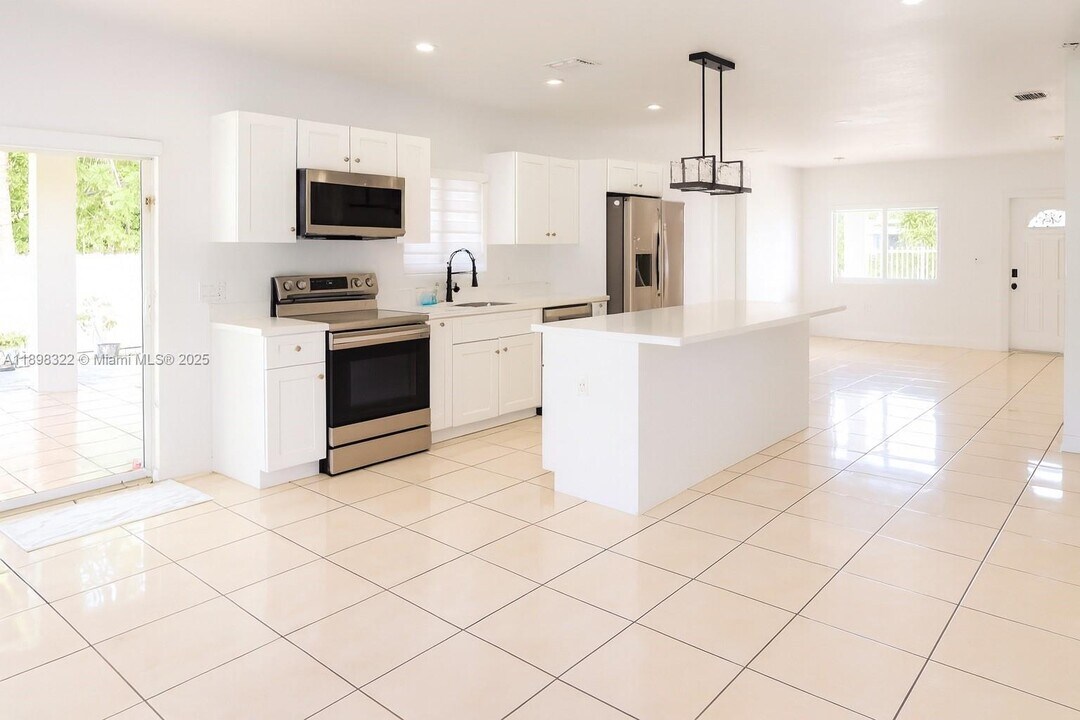 2312 NW 82nd St in Miami, FL - Building Photo