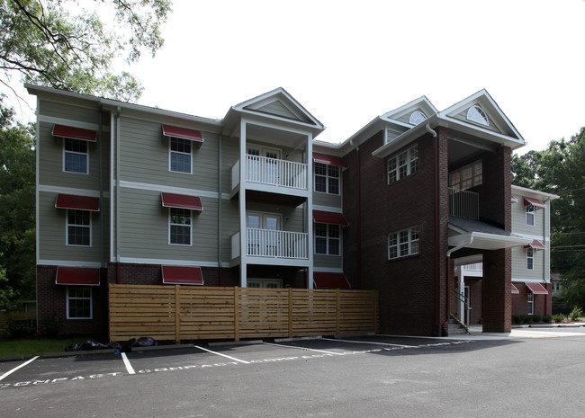 1904 Cole Mill Rd in Durham, NC - Foto de edificio - Building Photo