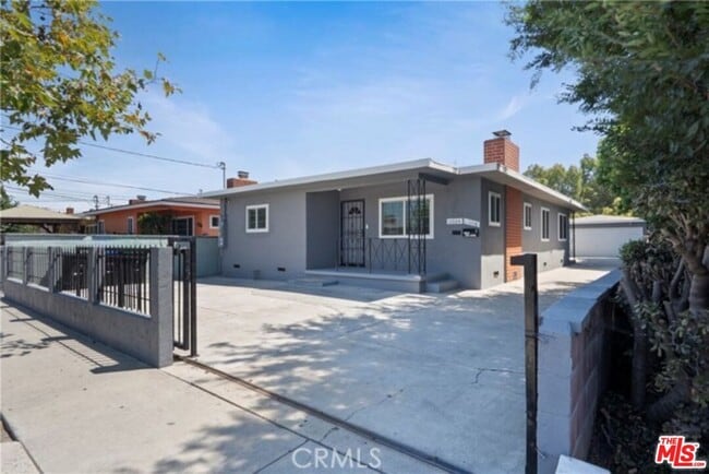 11004 Mansel Ave in Inglewood, CA - Building Photo - Building Photo