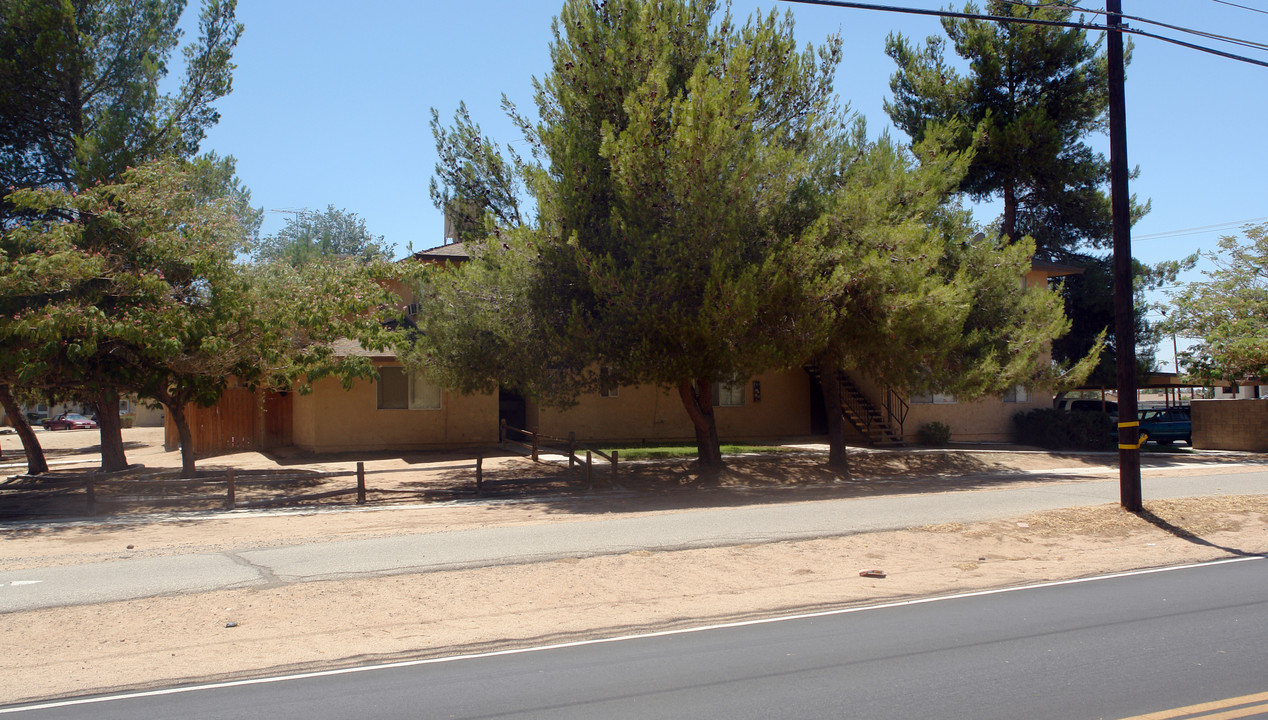 21463 Yucca Loma Rd in Apple Valley, CA - Building Photo