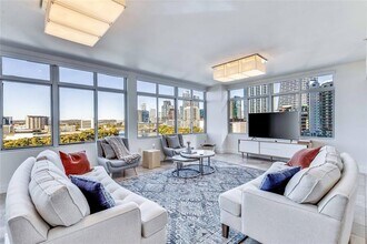 54 Rainey St in Austin, TX - Building Photo - Building Photo