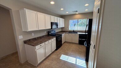 21047 N Alma Dr in Maricopa, AZ - Building Photo - Building Photo