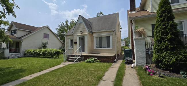 7335 Maple St in Dearborn, MI - Building Photo - Building Photo