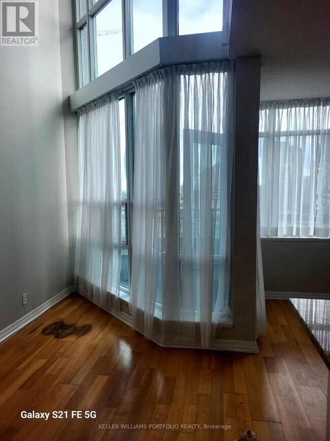 220-220 Burnhamthorpe Rd W in Mississauga, ON - Building Photo - Building Photo