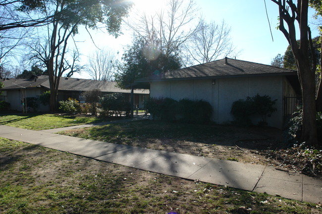 Rogue Apartments in Chico, CA - Foto de edificio - Building Photo