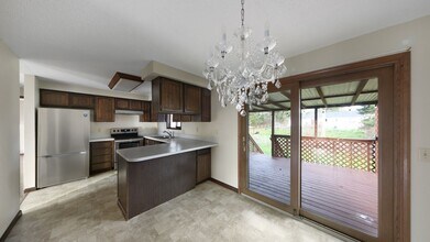 1594 Douglas St in Oak Harbor, WA - Building Photo - Building Photo