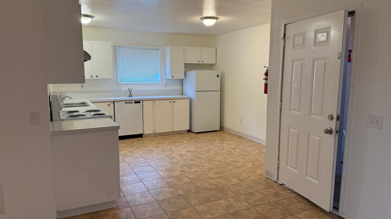 3933 E 8th Ave, Unit Unit # 3 in Anchorage, AK - Building Photo