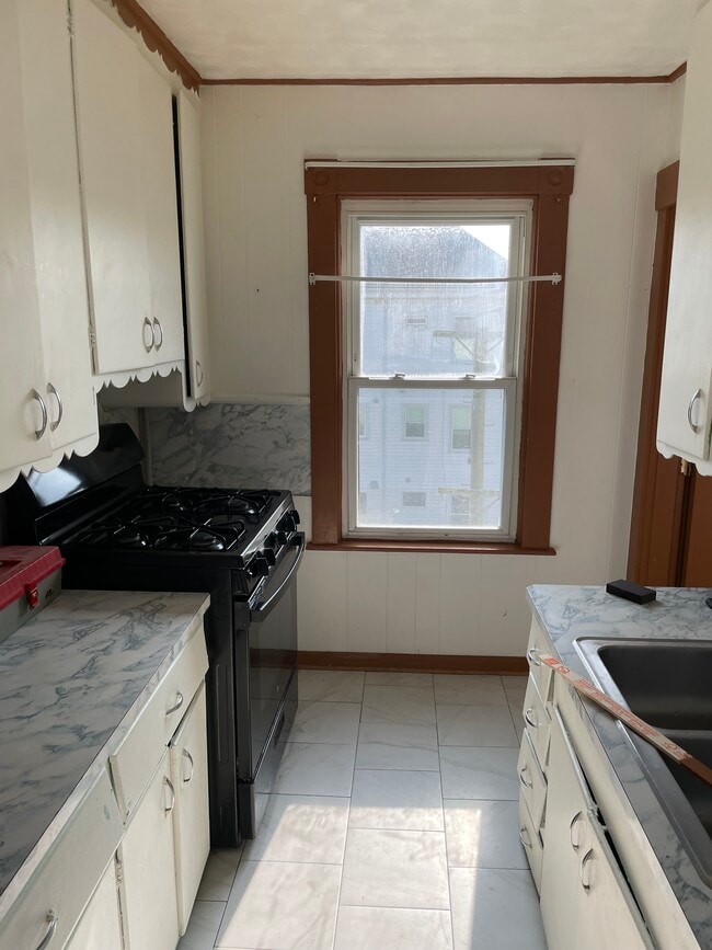 121 Bonney St, Unit 3 in New Bedford, MA - Building Photo - Building Photo