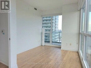 115 McMahon Dr in Toronto, ON - Building Photo - Building Photo