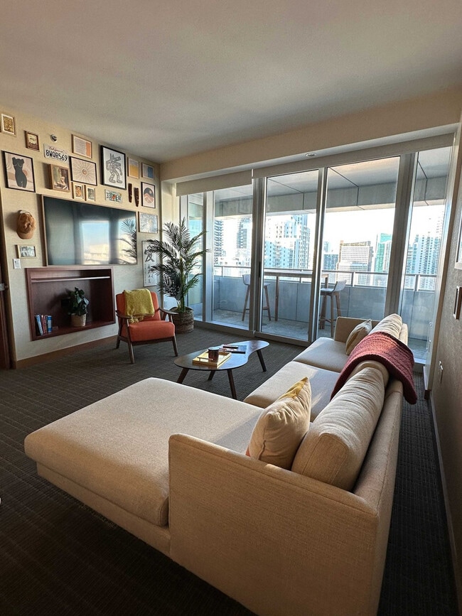 1395 Brickell Bay Dr in Miami, FL - Building Photo - Building Photo