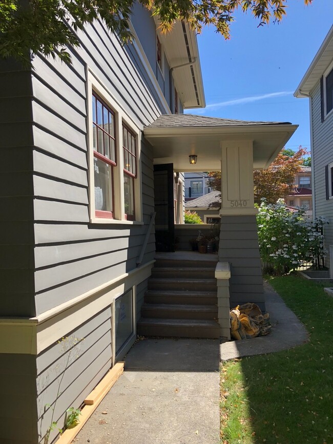 5040 16th Ave NE in Seattle, WA - Building Photo - Building Photo