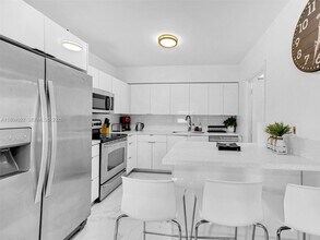 421 W Pembroke Rd in Hallandale Beach, FL - Building Photo - Building Photo