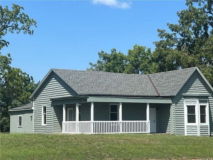 502 N Independence St in Harrisonville, MO - Foto de edificio