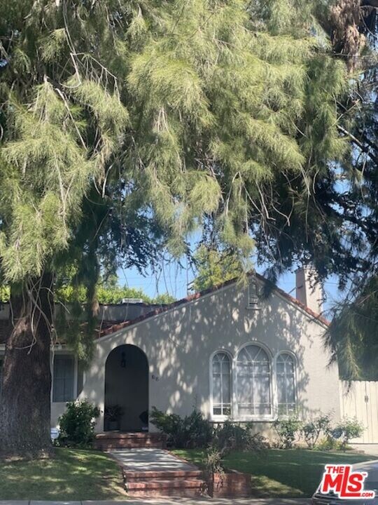 820 N Kilkea Dr in Los Angeles, CA - Building Photo